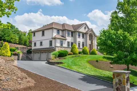 1 Massola Dr, Wayne, NJ 07470
