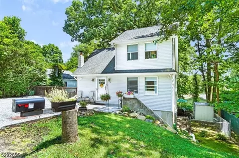 35 Washington Trl, Hopatcong, NJ 07843