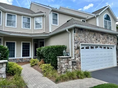28 Pebble Beach Dr, Livingston, NJ 07039