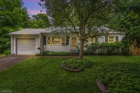 3 Corwin St, Randolph, NJ 07869