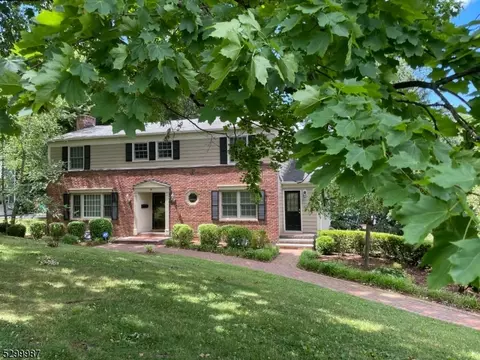 39 Dale Dr, Summit, NJ 07901