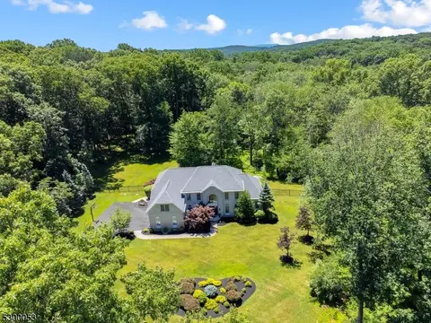 10 S Gables Dr, Chester Twp, NJ 07930