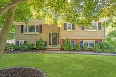 11 Iroquois Ave, Oakland, NJ 07436