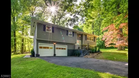 129 Hughes Ln, Watchung, NJ 07069