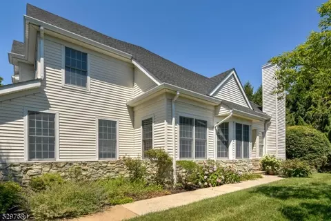 25 La Costa Dr, Clinton Twp, NJ 08801