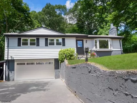 17 Highland Ave, Bloomingdale, NJ 07403