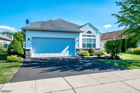 16 Medici Dr, Franklin Twp, NJ 08873