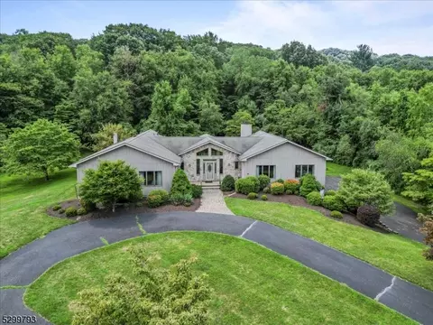 6 Pfauth Dr, Glen Gardner, NJ 08826