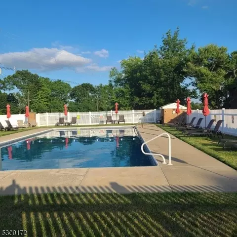 565 Grove St F-4 #4, Clifton, NJ 07013