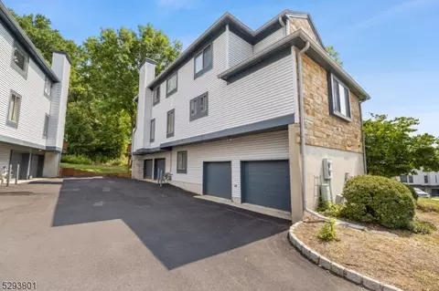 83 Overlook Dr, Hackettstown, NJ 07840