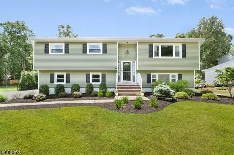 48 Henry St, Roxbury Twp, NJ 07876