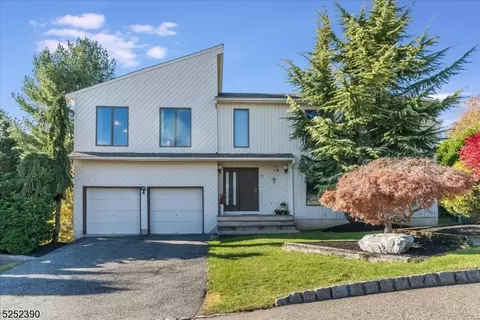 88 Agawam Dr, Wayne, NJ 07470