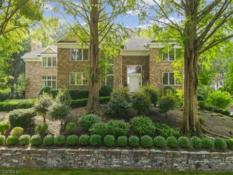 30 Sunflower Dr, Upper Saddle River, NJ 07458