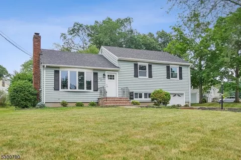 24 Apple Tree Ln, Morris Plains, NJ 07950