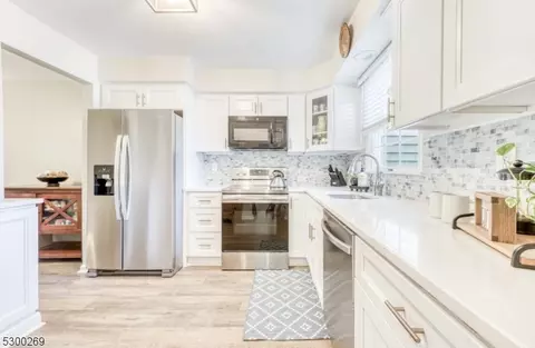 35 Mallard Ct, Three Bridges, NJ 08887