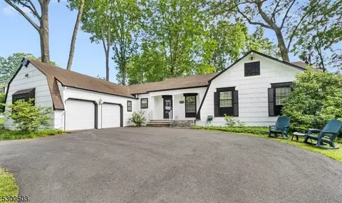 22 W Circuit Dr, Roxbury Twp, NJ 07876