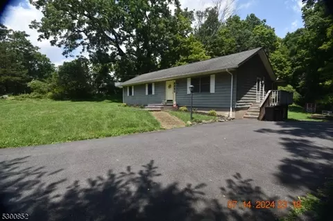 105 Halsey Rd, Newton, NJ 07860