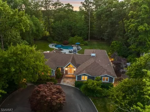 19 Nottingham Rd, Livingston, NJ 07039