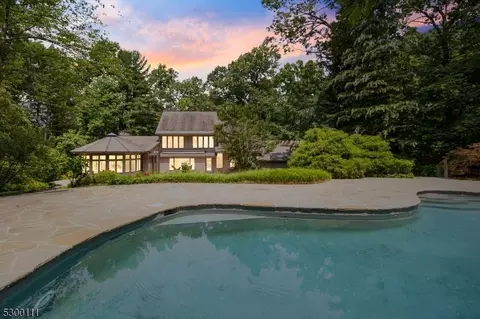 130 Oakwood Rd, Watchung, NJ 07069
