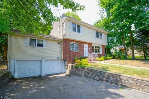 8 Ralph St, Bergenfield, NJ 07621