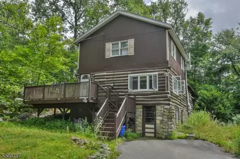 4 Twin Oaks Trl, West Milford Twp, NJ 07421