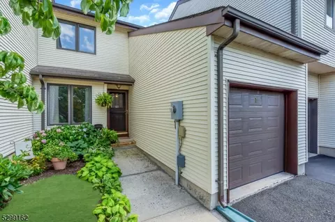 7 Holly Ct, Flemington, NJ 08822