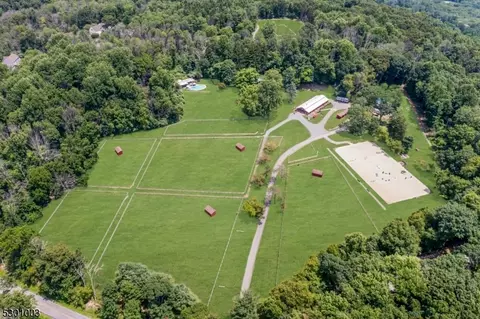 98 N Four Bridges Rd, Long Valley, NJ 07853