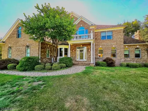 30 Violet Trl, Lafayette, NJ 07848