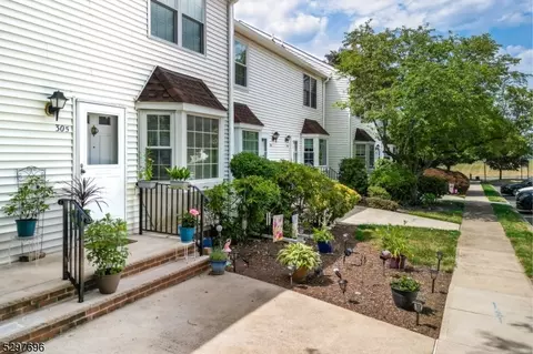 305 Salem Ct, Flemington, NJ 08822