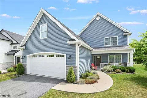 63 Bluffs Ct, Hamburg, NJ 07419