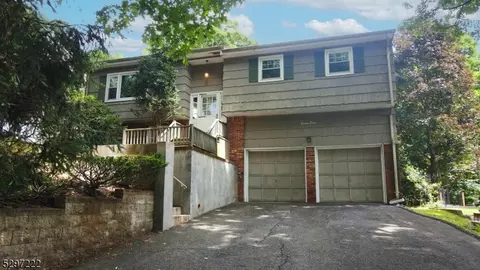 77 Oneida Ave, Oakland, NJ 07436