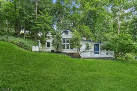 32 Frog Hollow Rd, Tewksbury Twp, NJ 07830