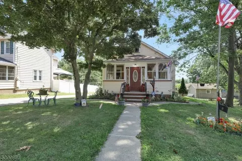 10 Oak St, Butler, NJ 07405