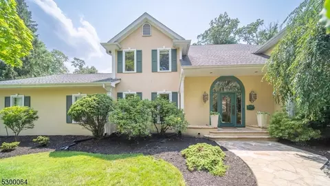 21 Stocker Rd, Verona, NJ 07044