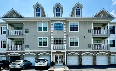 3 Crystal Ct #1C, Woodland Park, NJ 07424