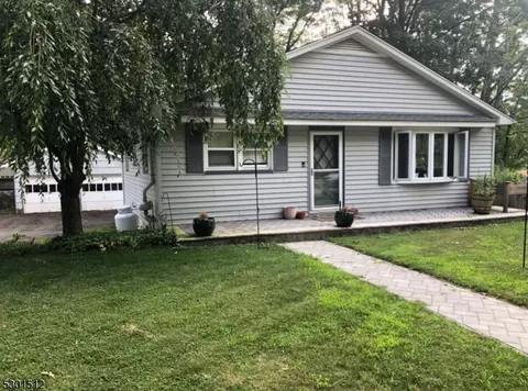 20 Lackawanna Trl, Hopatcong, NJ 07843