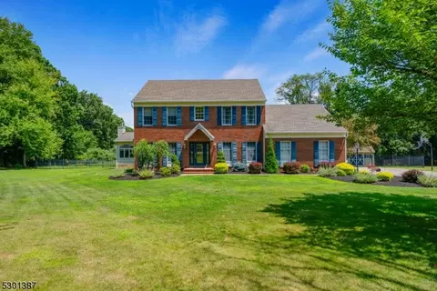 8 Gail Dr, Mount Olive, NJ 07836