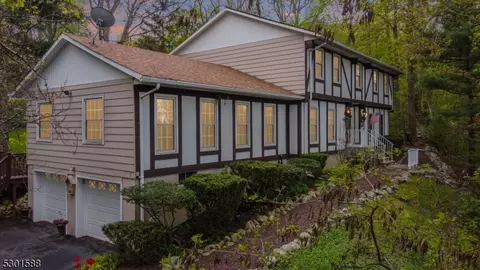 10 White Birch Rd, Hamburg, NJ 07419