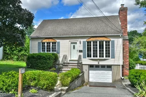 17 Lakeside Ave, Bloomingdale, NJ 07403