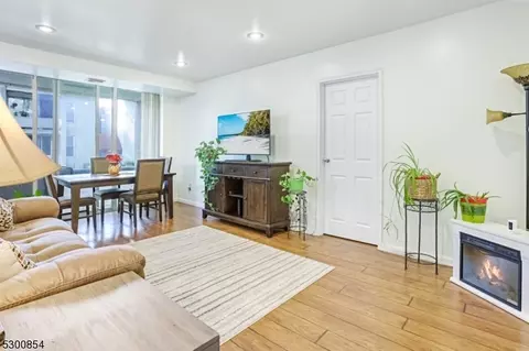 456 River Rd #E, Nutley, NJ 07110