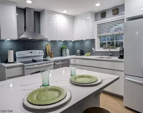 11 Highview Ter, Wharton, NJ 07885