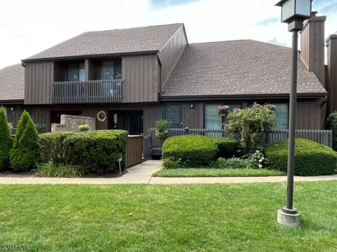 31 Kingsberry Dr, Somerset, NJ 08873