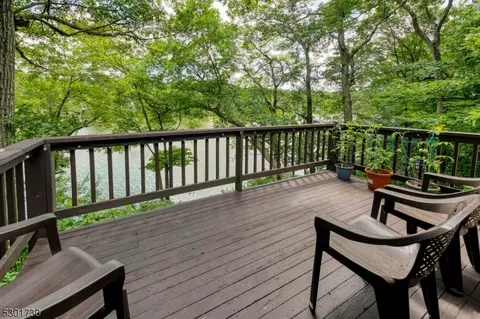 25 W Shore Trl, Hardyston, NJ 07460