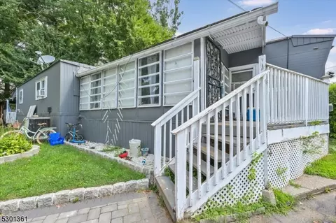 27 Travelo Dr, Wayne, NJ 07470