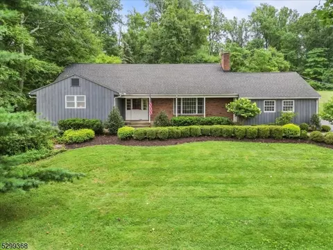 58 Hawks Schoolhouse Rd, Bloomsbury, NJ 08804