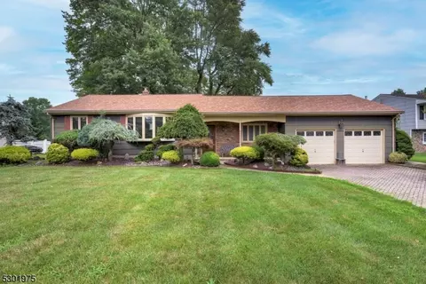 35 Woodcrest Ln, Green Brook, NJ 08812