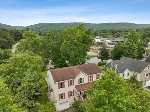 19 Ringwood Ln, West Milford Twp, NJ 07421