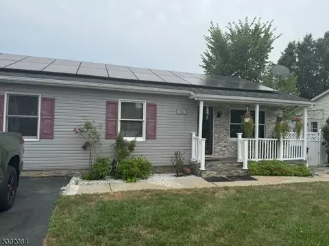 92 Spruce St, East Franklin, NJ 08873