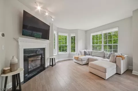18 Caroline Foster Ct, Morristown, NJ 07960