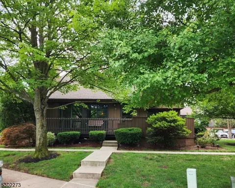 72 Kingsberry Dr, Somerset, NJ 08873